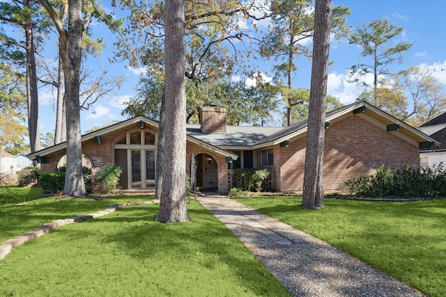 ranch-style house featuring a front yard