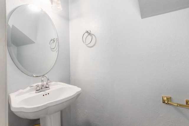 bathroom featuring a sink