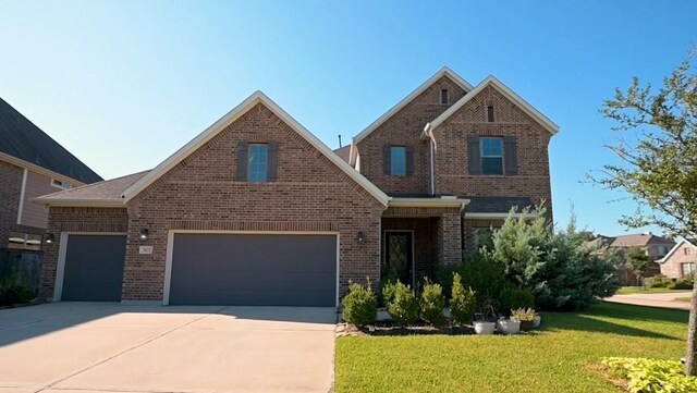 view of front facade featuring a front yard