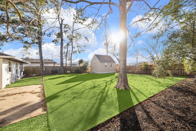 view of yard featuring a storage unit