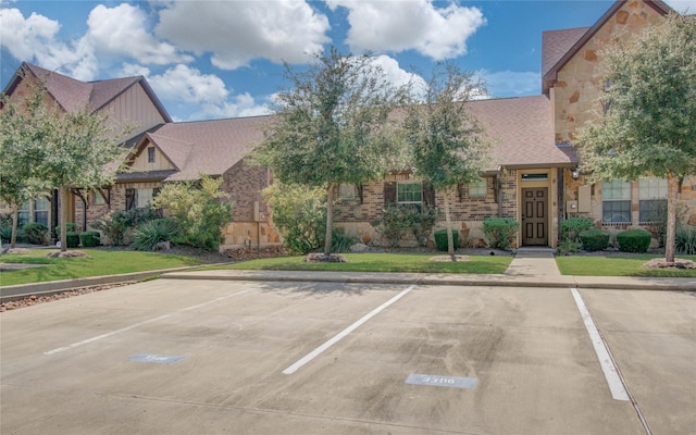 view of front of property with a front yard