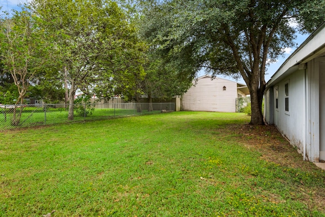 view of yard featuring an outdoor structure