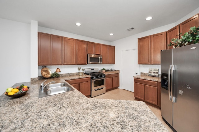 kitchen featuring stainless steel appliances, sink, and kitchen peninsula