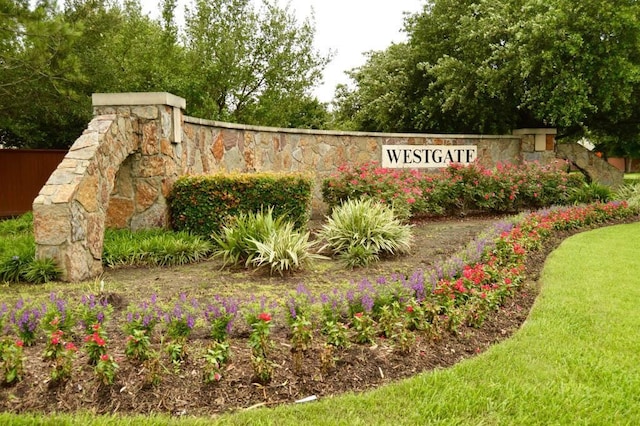 view of community / neighborhood sign