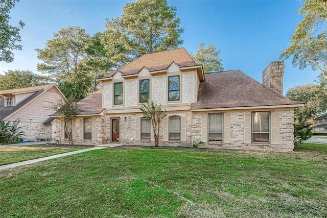 view of front of property featuring a front lawn