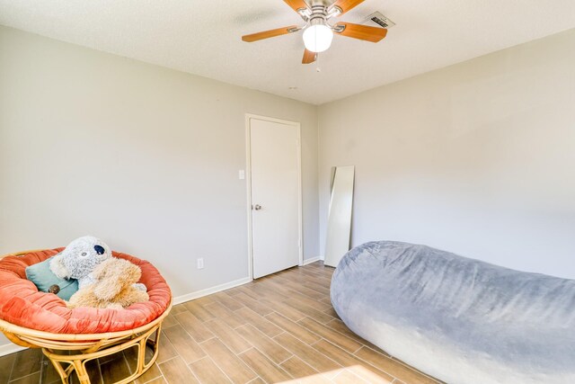 sitting room with ceiling fan