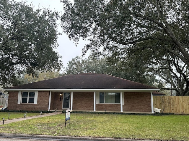 single story home with a front lawn