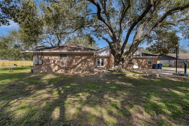 view of front of property featuring a front yard