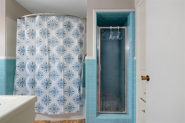 bathroom featuring a tile shower