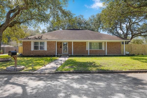 ranch-style home featuring a front yard