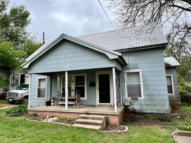 view of front of house with a front yard and covered porch