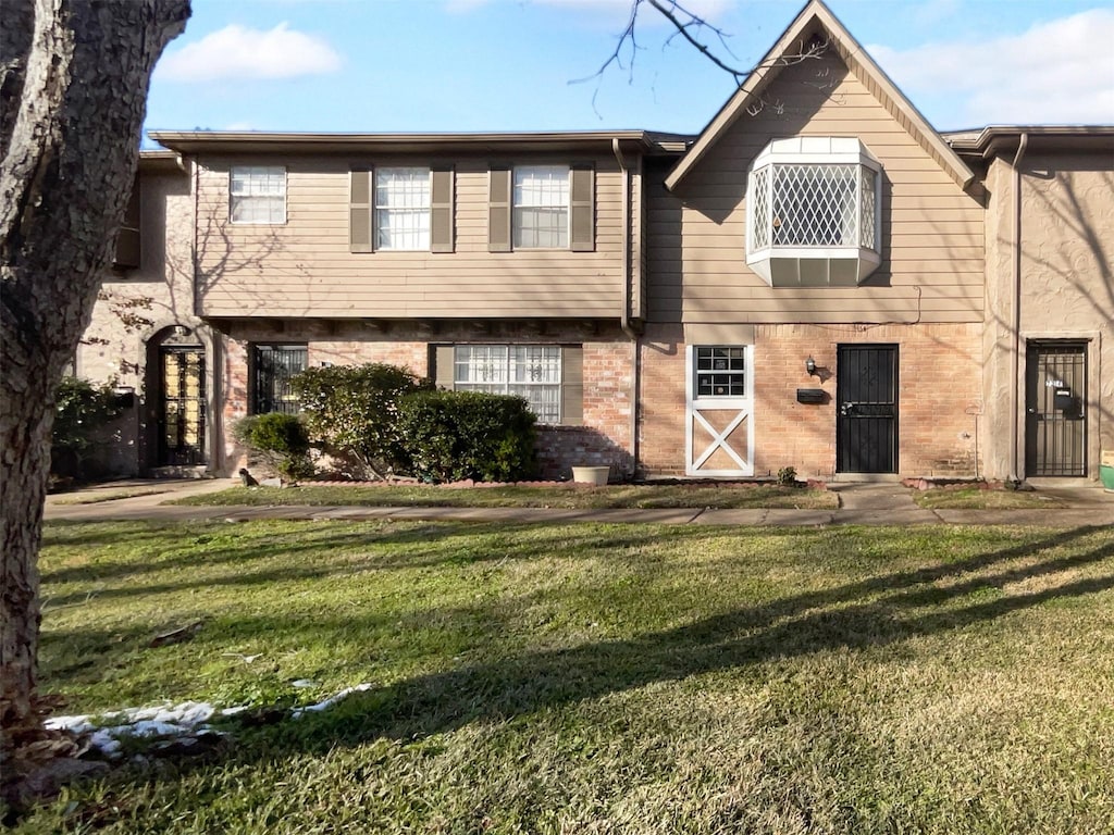 view of front facade featuring a front lawn