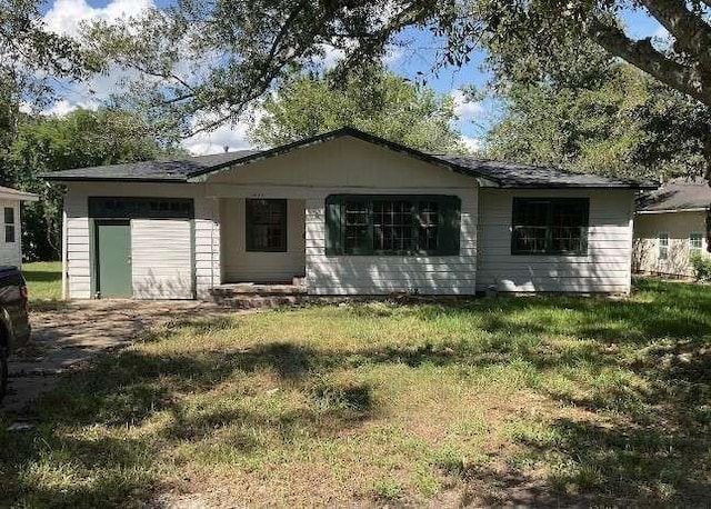 single story home featuring a front lawn