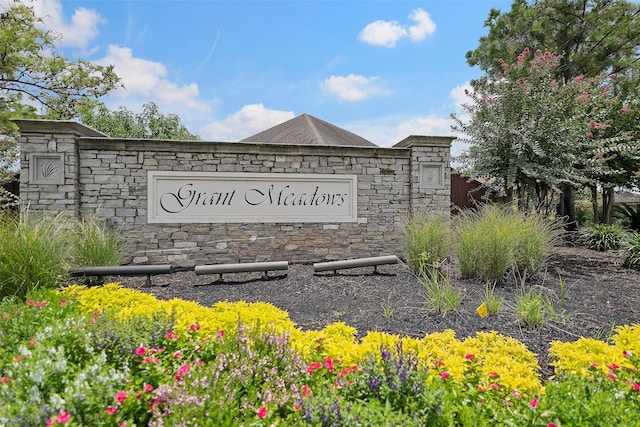 view of community / neighborhood sign