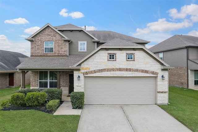 craftsman inspired home featuring a front lawn