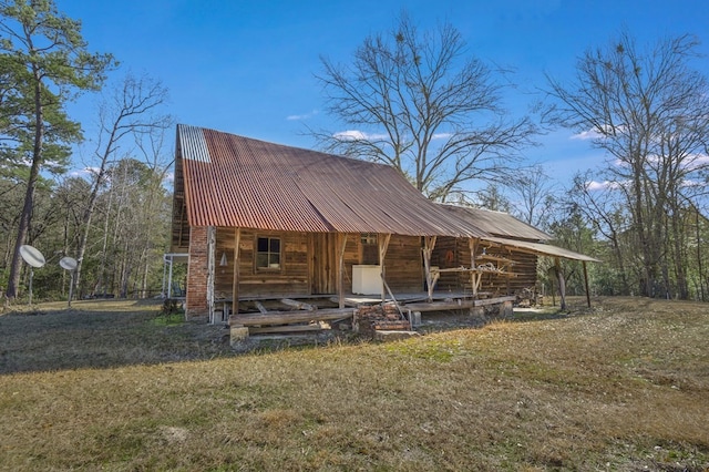 view of front of home featuring a front yard