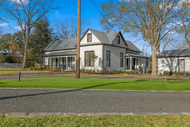 view of front of home featuring a front lawn