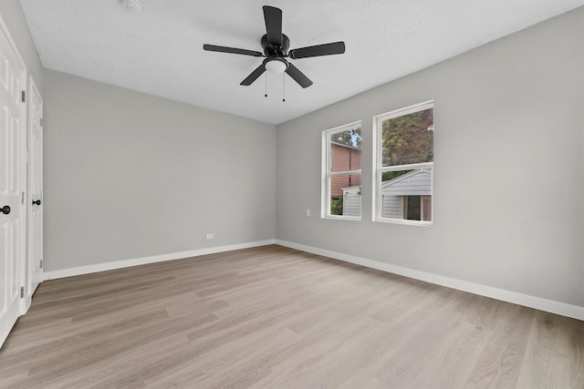 unfurnished bedroom featuring light wood-type flooring, a textured ceiling, ceiling fan, and a closet