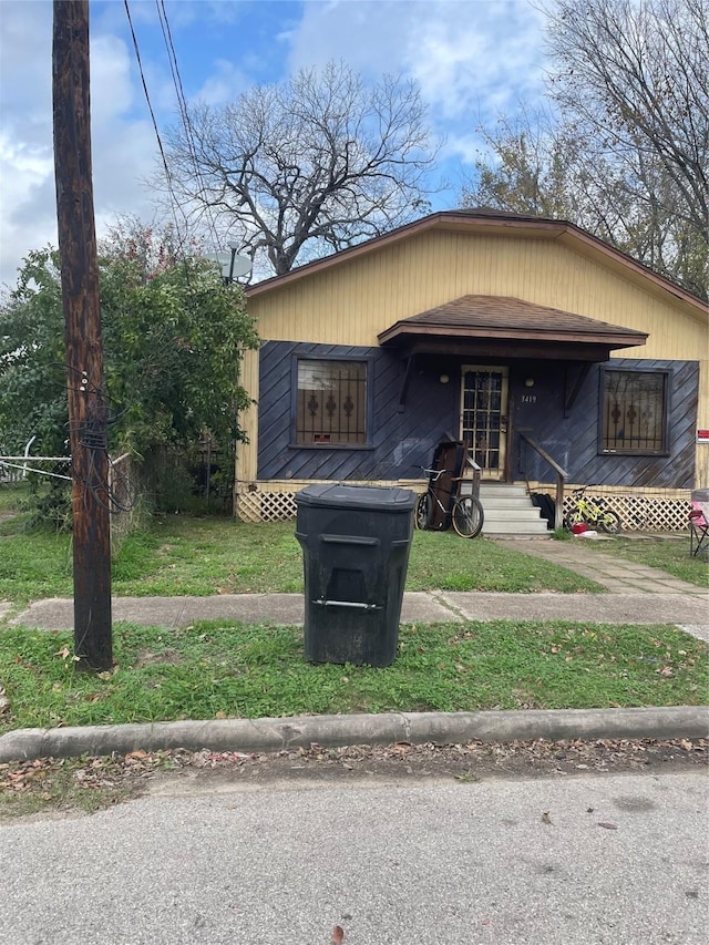 bungalow featuring a front yard