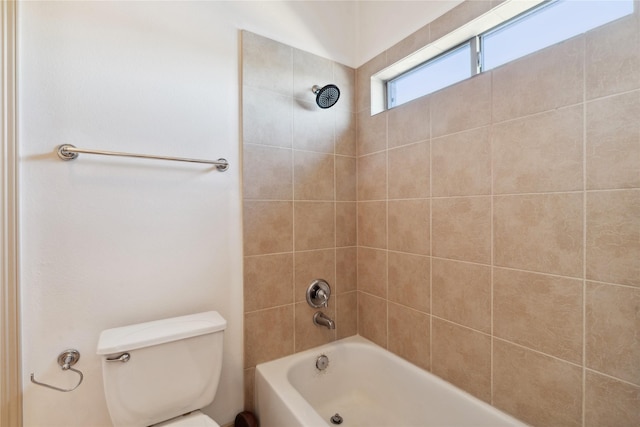 bathroom with tiled shower / bath and toilet