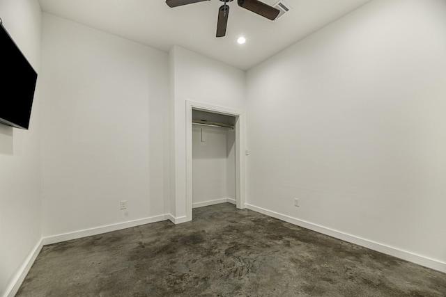 unfurnished bedroom featuring ceiling fan and a closet