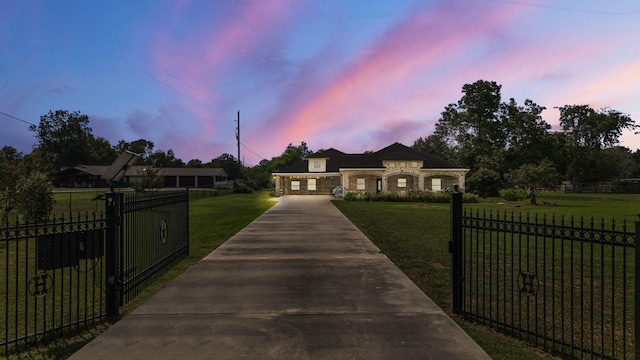 view of front facade with a yard