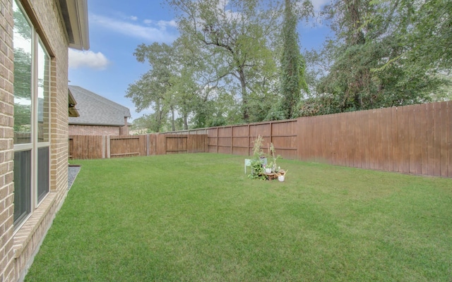 view of yard featuring a fenced backyard