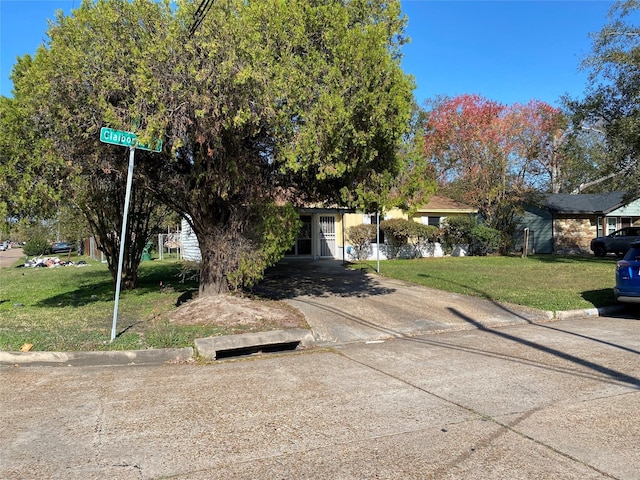 view of front facade featuring a front lawn