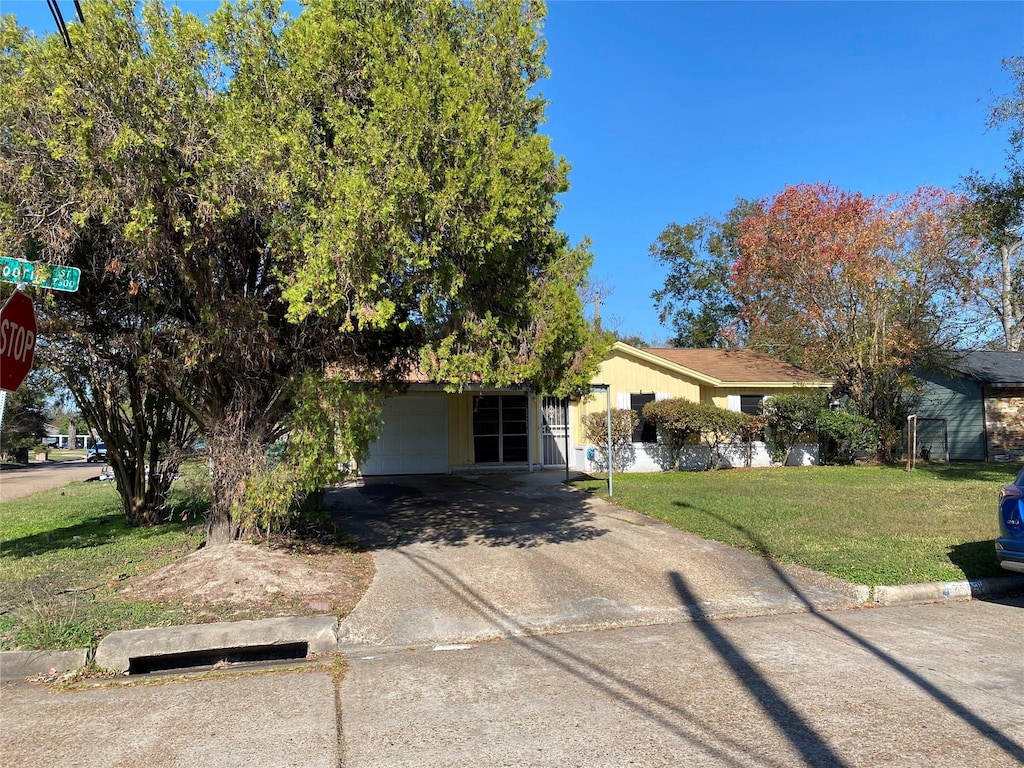 view of front facade with a garage and a front yard