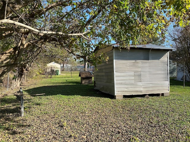 view of yard featuring a shed