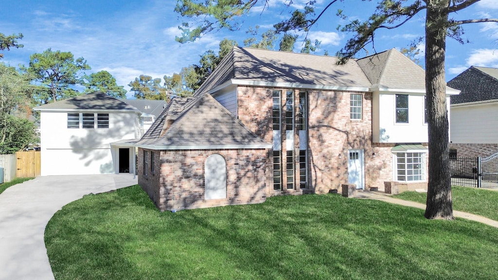 view of front of home featuring a front yard