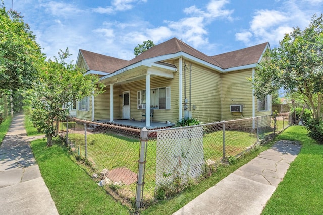 view of front of property featuring a porch and a front lawn