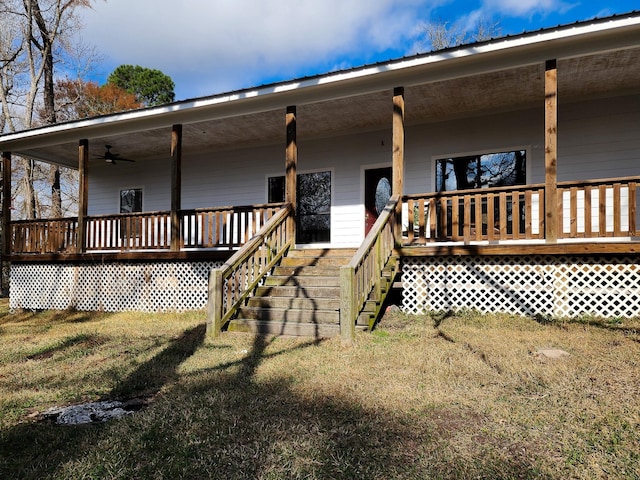 view of front facade with a front yard and ceiling fan