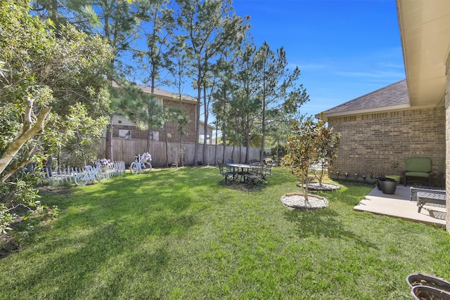 view of yard featuring a patio