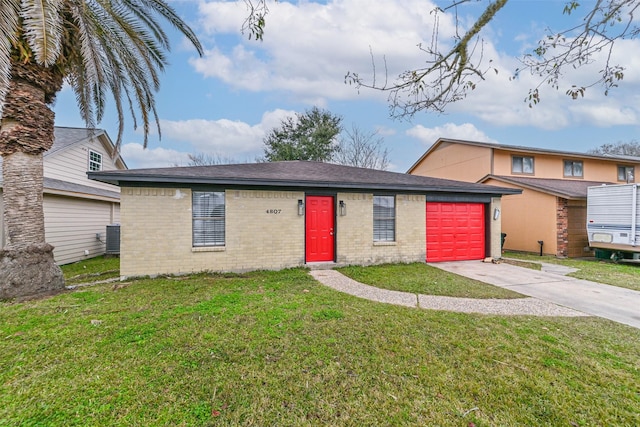 view of front of home featuring cooling unit, a garage, and a front lawn