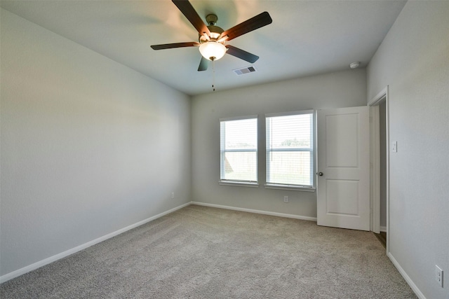 unfurnished room with light carpet and ceiling fan