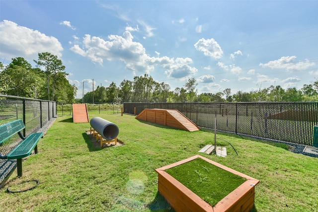 view of property's community featuring a lawn