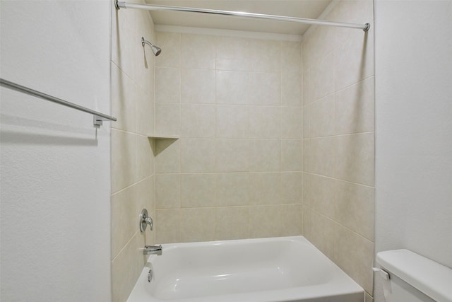 bathroom with tiled shower / bath and toilet