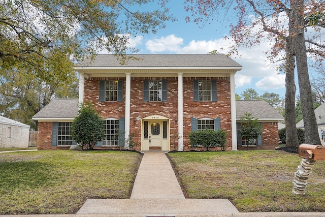 view of front of home featuring a front lawn