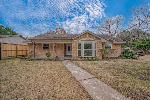 view of front facade featuring a front yard and covered porch