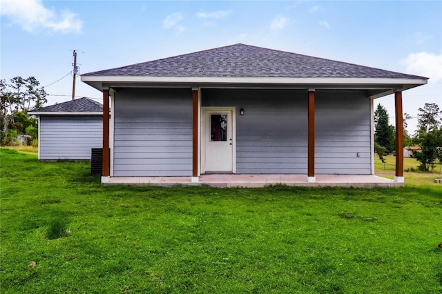 back of house featuring a yard