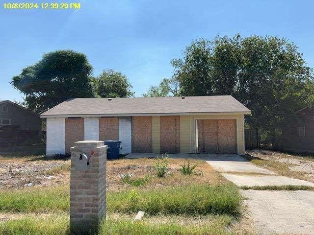 single story home featuring a garage