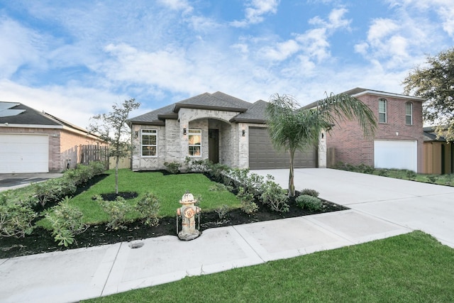 view of front facade featuring a front lawn