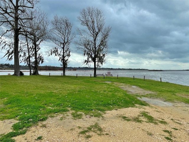 view of yard featuring a water view