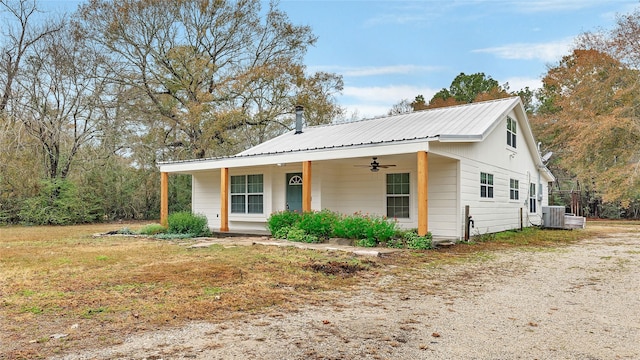 view of front of house featuring cooling unit, ceiling fan, a porch, and a front yard