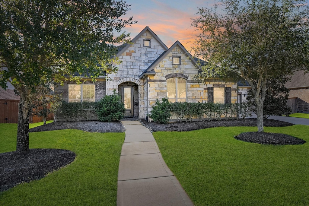 view of front of house featuring a yard