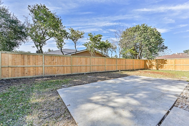 view of yard featuring a patio