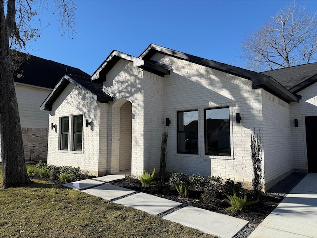 view of front of house featuring a front lawn