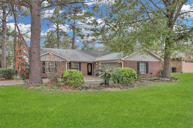 single story home with a front yard