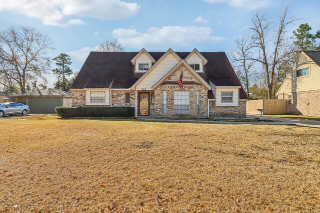 view of front of property featuring a front lawn